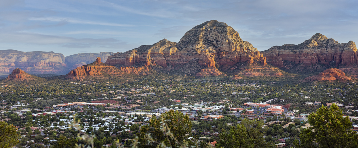 Sedona buildings and Thunder Mountain in the background tourism